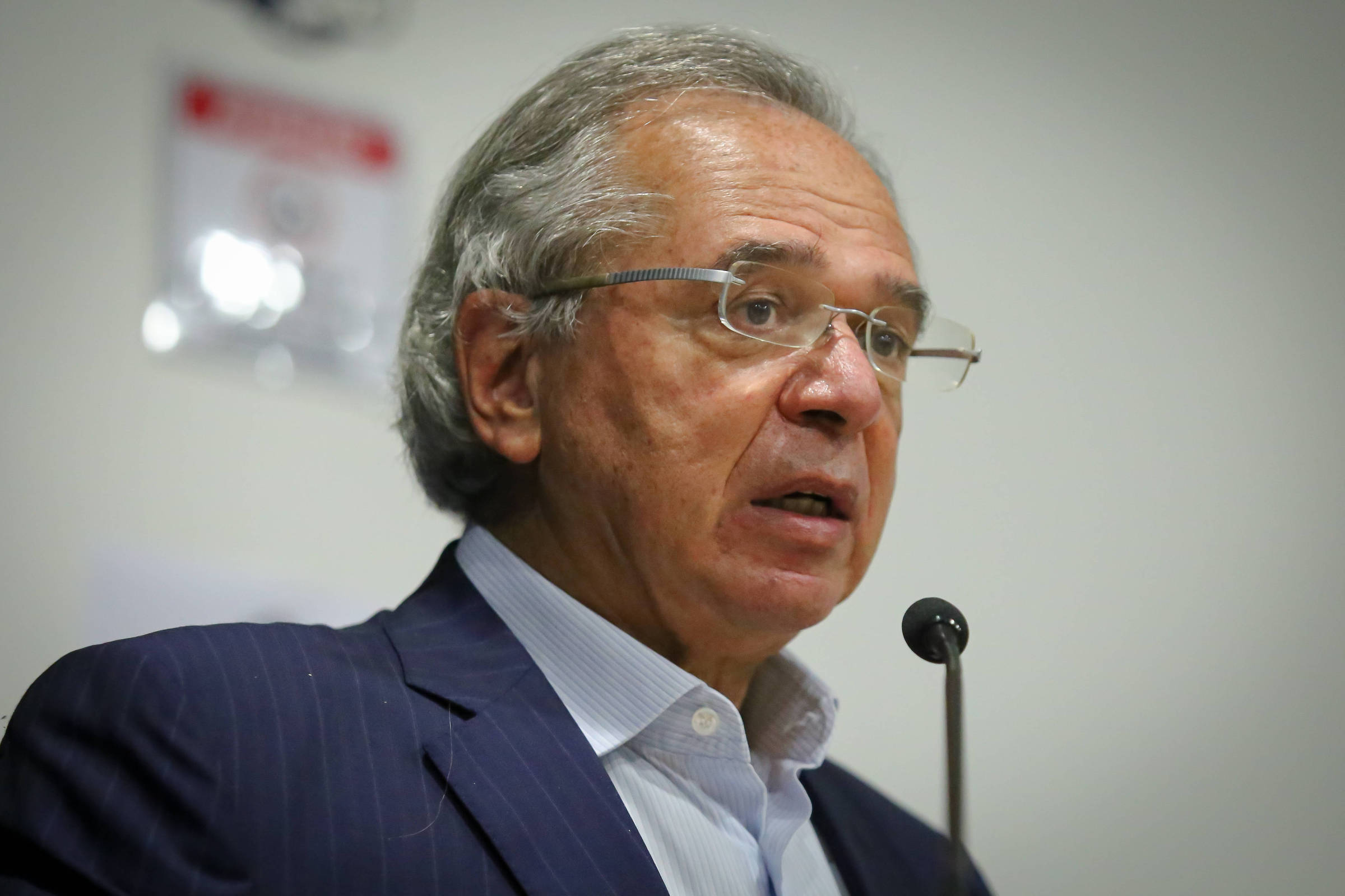 Guedes 'celebra' Orçamento limitado e não prevê auxílio emergencial